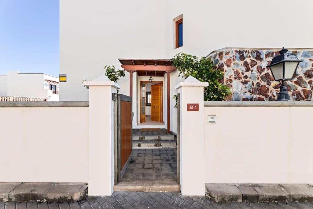 Nica Costa Teguise