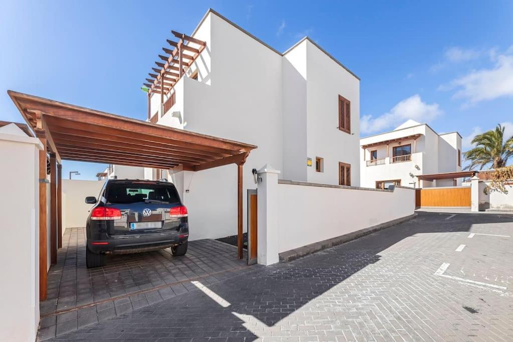 Nica Villa Costa Teguise